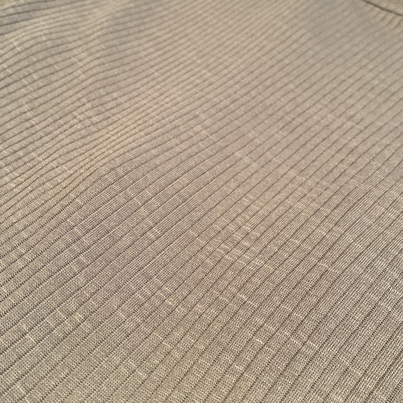 Coin 1804 Sz M Cold shoulder short sleeve hi low top - Picture 5 of 5